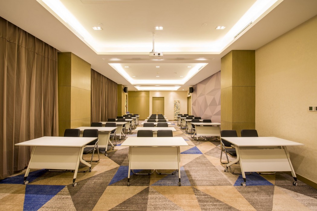 HOLIDAY INN EXPRESS CHENGDE DOWNTOWN 24/86