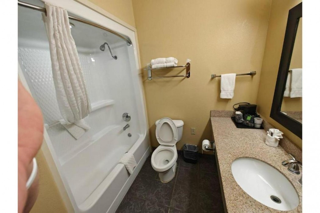 Days Inn & Suites by Wyndham Beeville 15/42