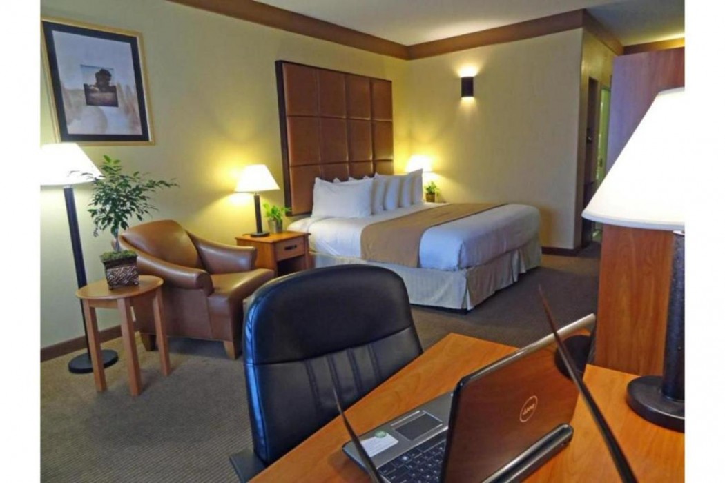 Days Inn & Suites by Wyndham Beeville 11/42