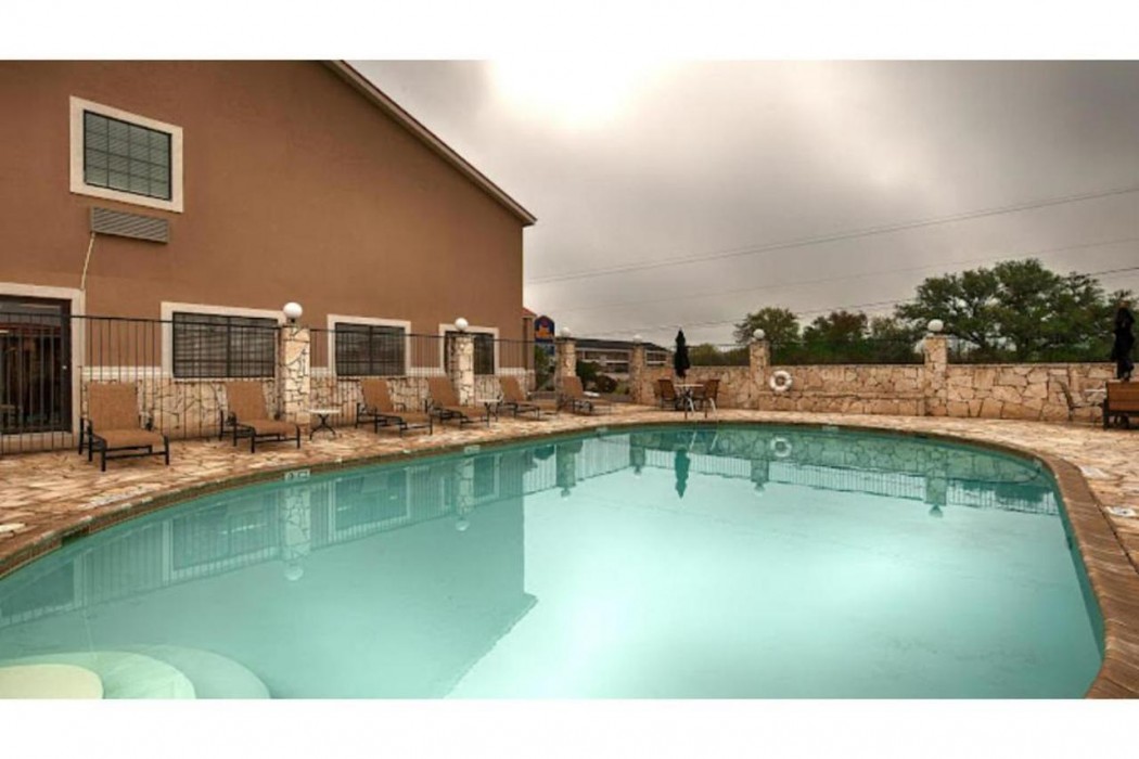 Days Inn & Suites by Wyndham Beeville 21/42