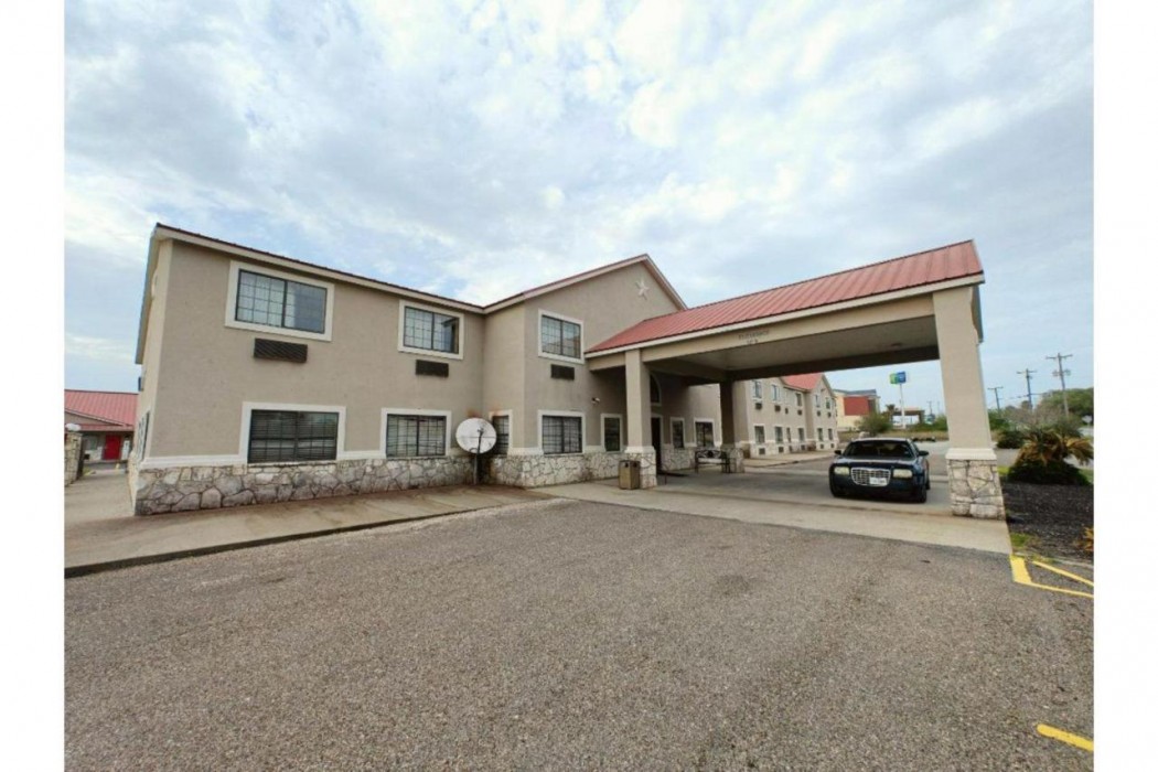 Days Inn & Suites by Wyndham Beeville 1/42