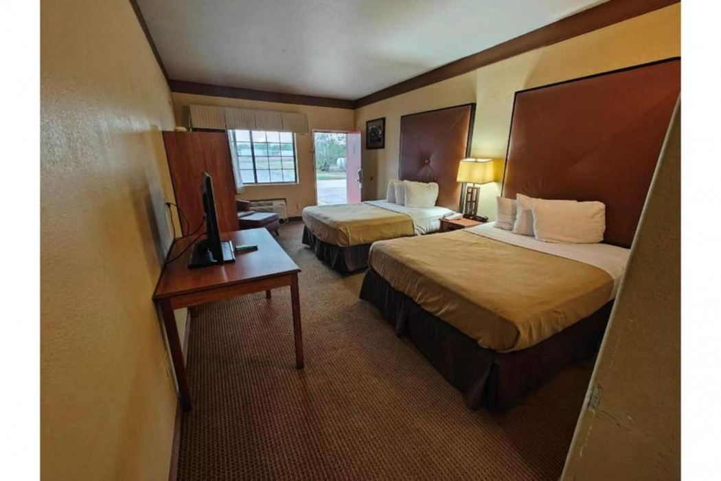 Days Inn & Suites by Wyndham Beeville 13/42