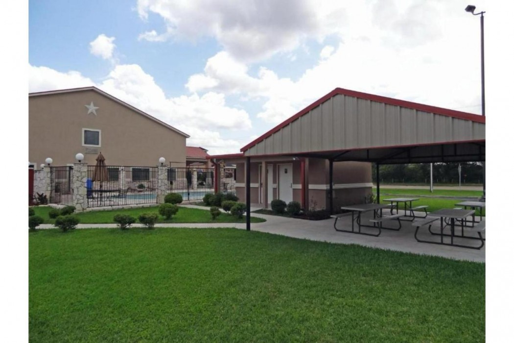 Days Inn & Suites by Wyndham Beeville 19/42