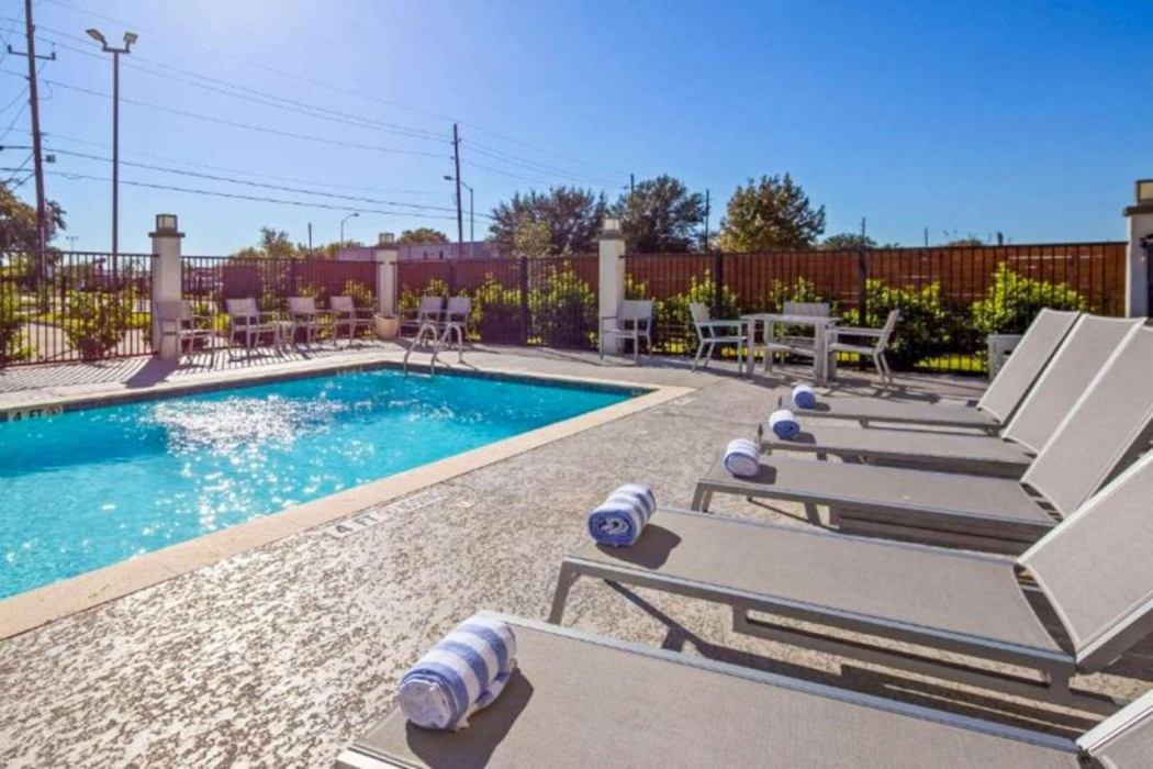Comfort Inn & Suites Houston I-45 North IAH, TX 17/32