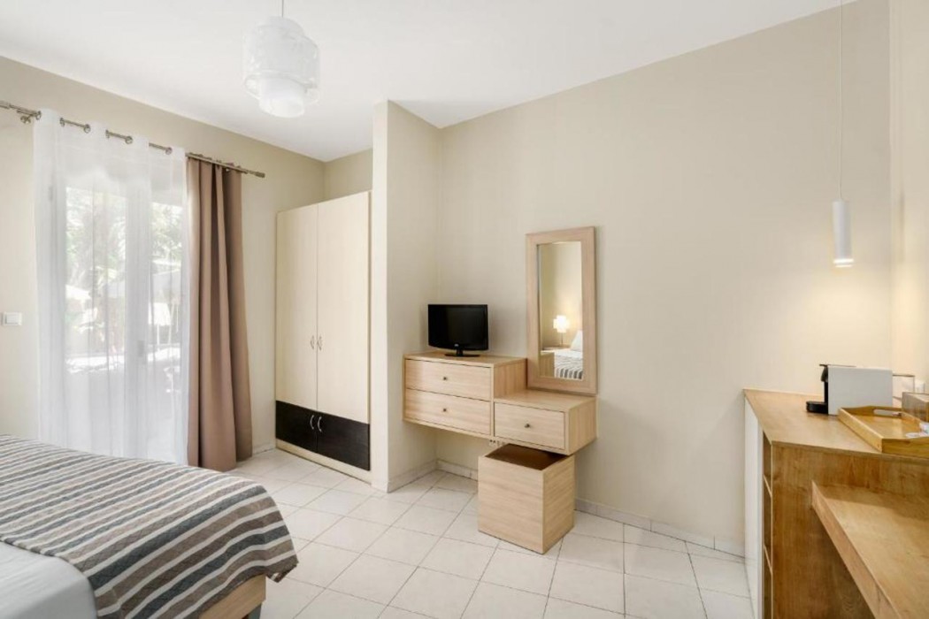 Axos Hotel 18/70