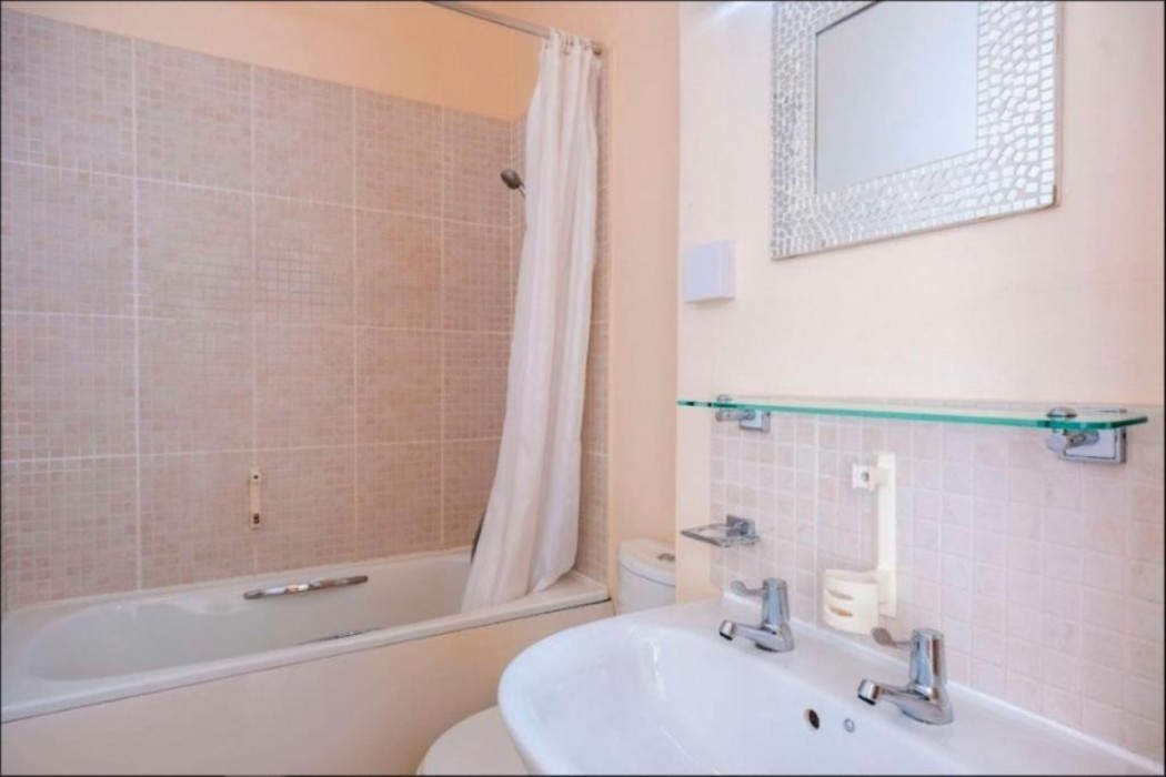 OYO Broadfield Park Hotel 18/49