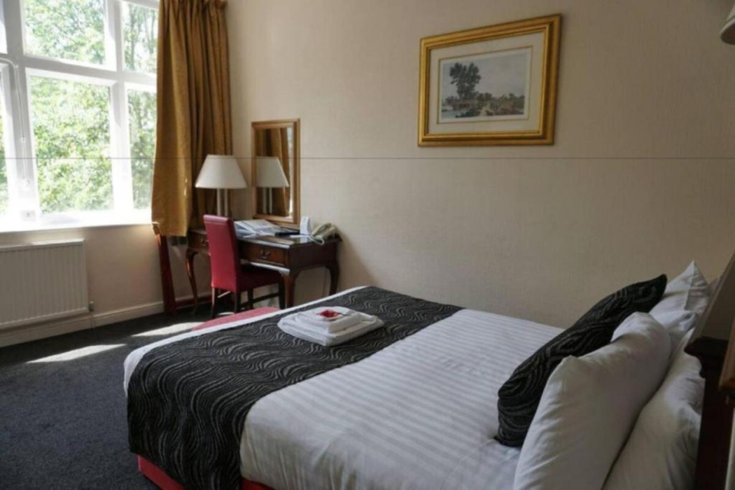 OYO Broadfield Park Hotel 13/49
