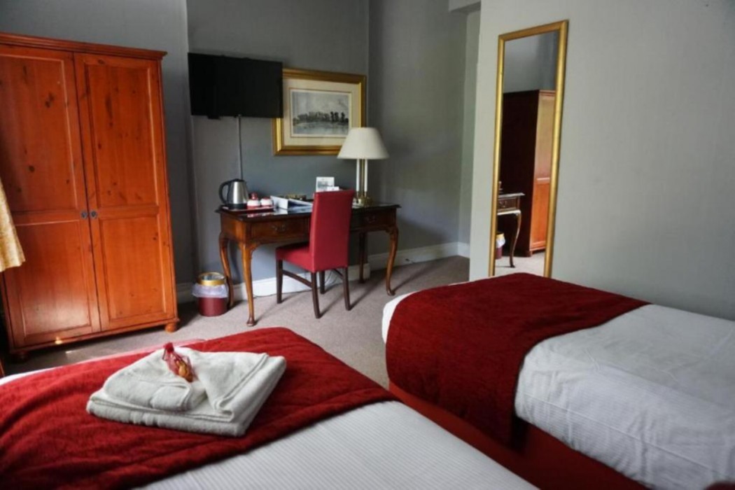 OYO Broadfield Park Hotel 24/49