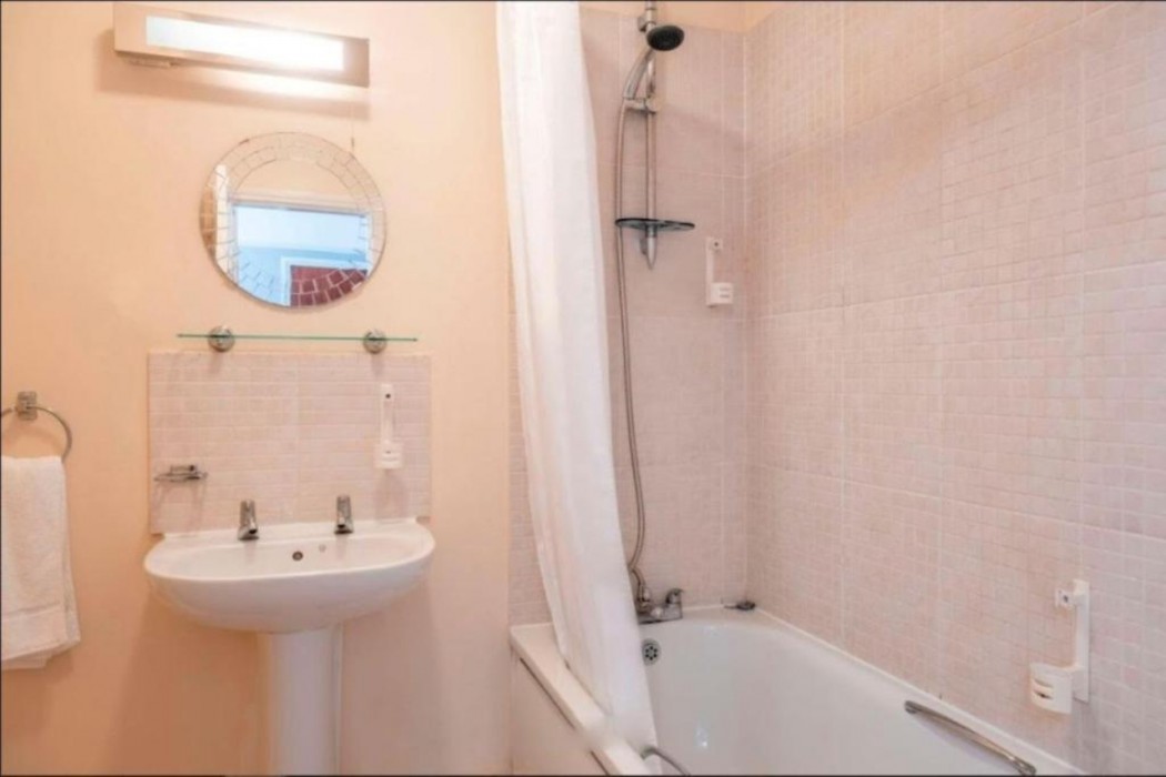 OYO Broadfield Park Hotel 16/49