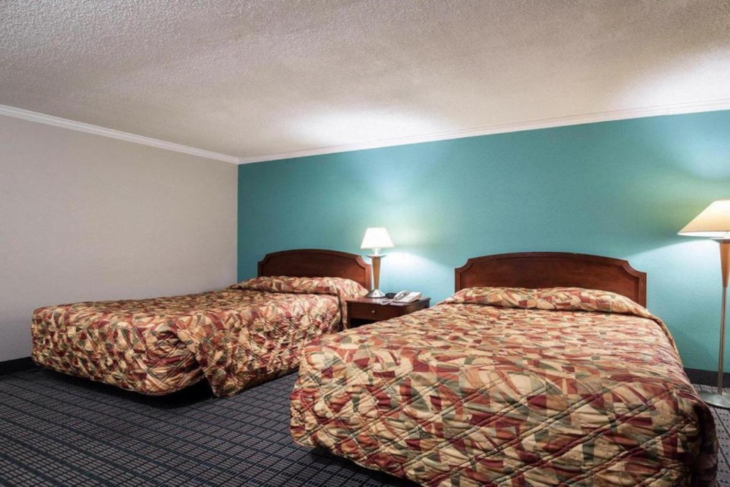 Rodeway Inn Syracuse Carrier Circle 23/32