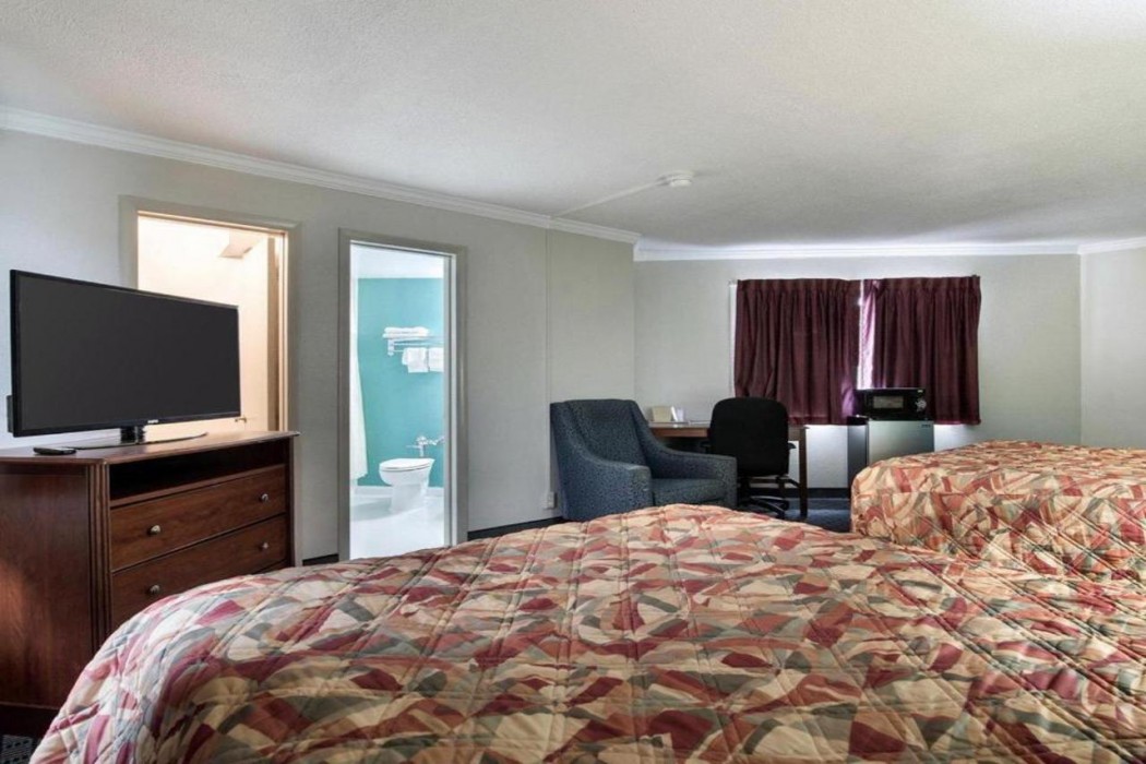 Rodeway Inn Syracuse Carrier Circle 20/32