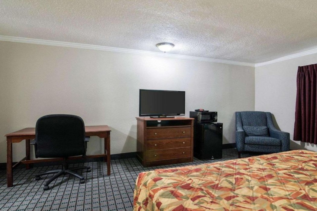 Rodeway Inn Syracuse Carrier Circle 17/32