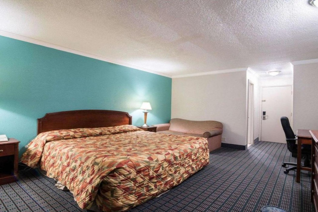 Rodeway Inn Syracuse Carrier Circle 24/32