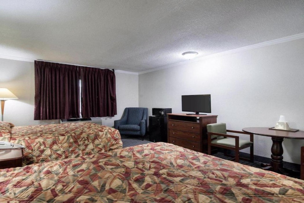 Rodeway Inn Syracuse Carrier Circle 14/32