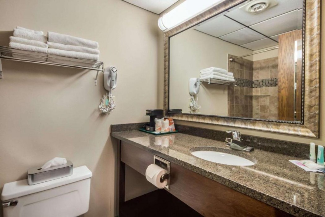 Quality Inn & Suites Newberry, MI 17/49