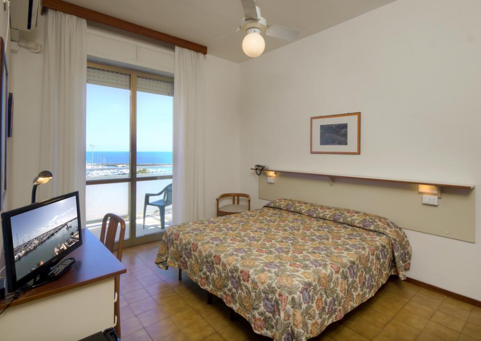 HOTEL SORRISO 2/22