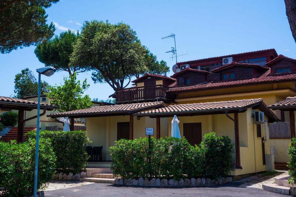 HOLIDAY VILLAGE 1/58