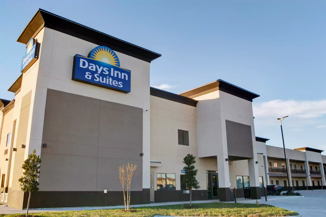 Days Inn & Suites by Wyndham Port Arthur 1/22