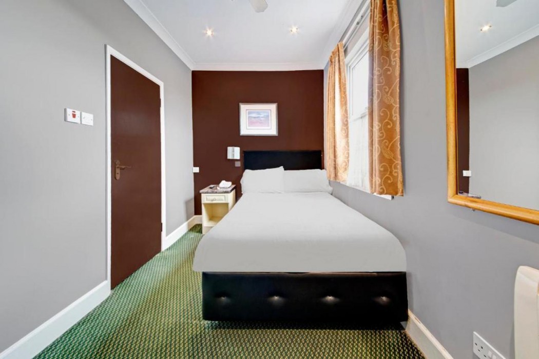 OYO Bostons Manor Hotel, Hanwell London 13/64
