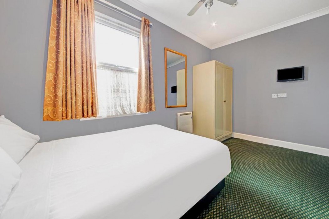 OYO Bostons Manor Hotel, Hanwell London 15/64