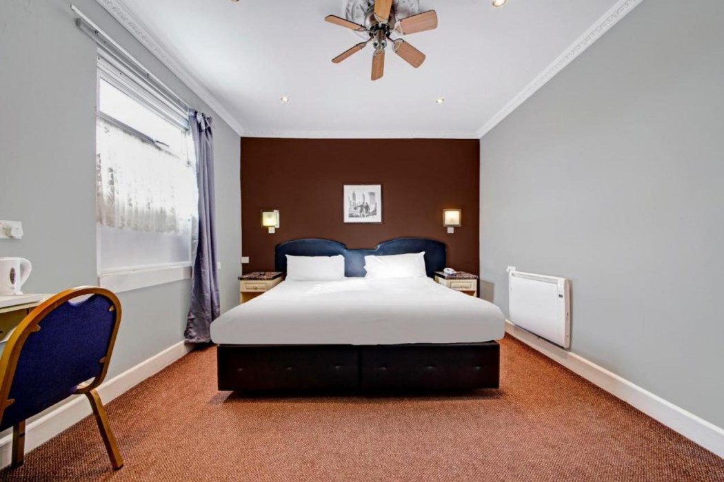 OYO Bostons Manor Hotel, Hanwell London 19/64