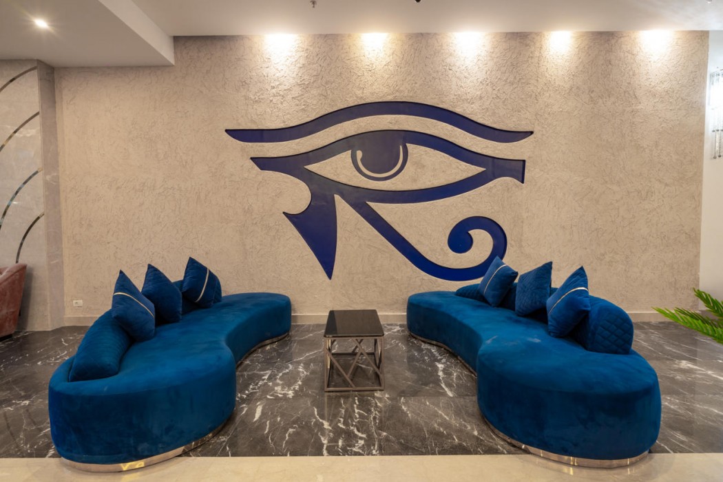 King Tut Aqua Beach Resort 10/83