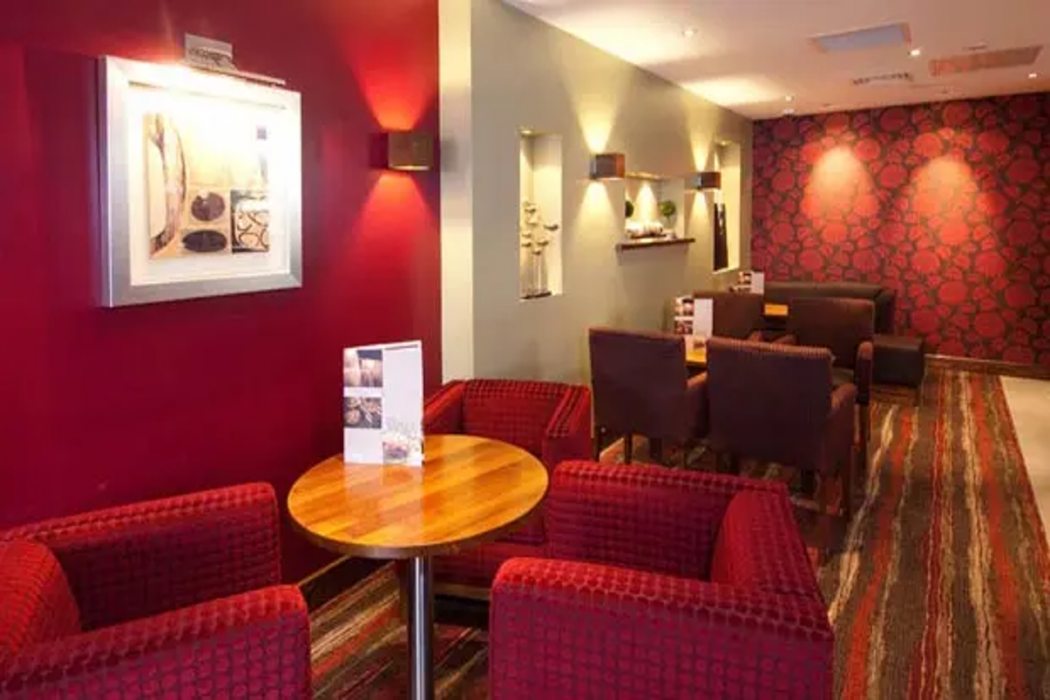 Premier Inn Sunbury (Kempton Park) 16/33