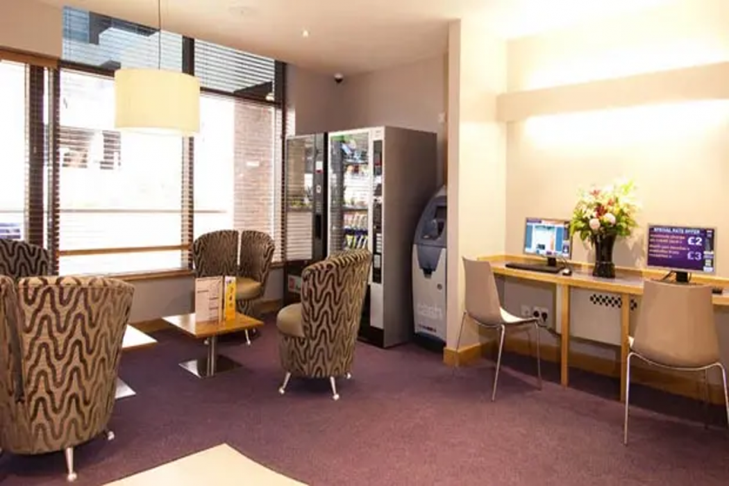 Premier Inn Sunbury (Kempton Park) 14/33