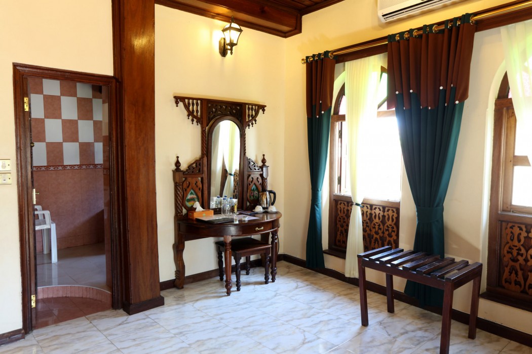 TAUSI PALACE HOTEL 48/90