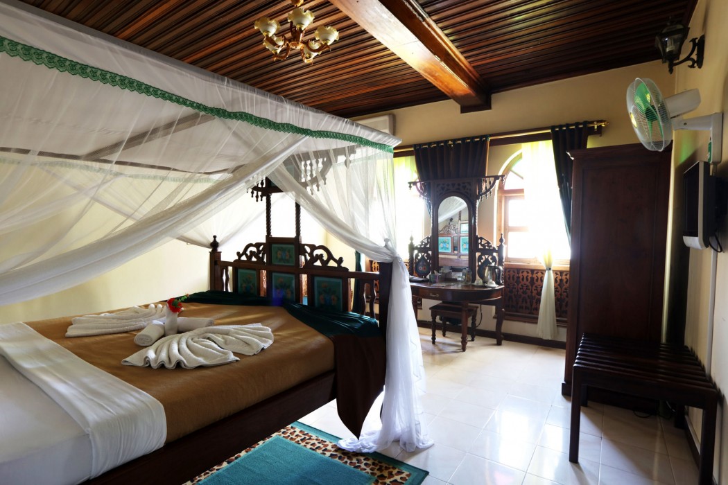 TAUSI PALACE HOTEL 25/90