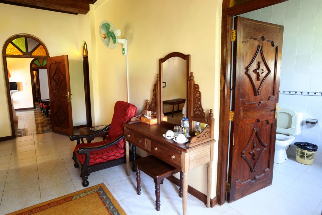 TAUSI PALACE HOTEL 28/90