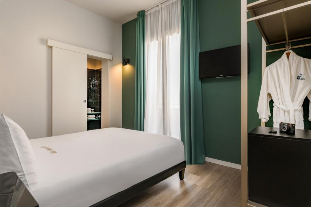 Up Hotel 13/67