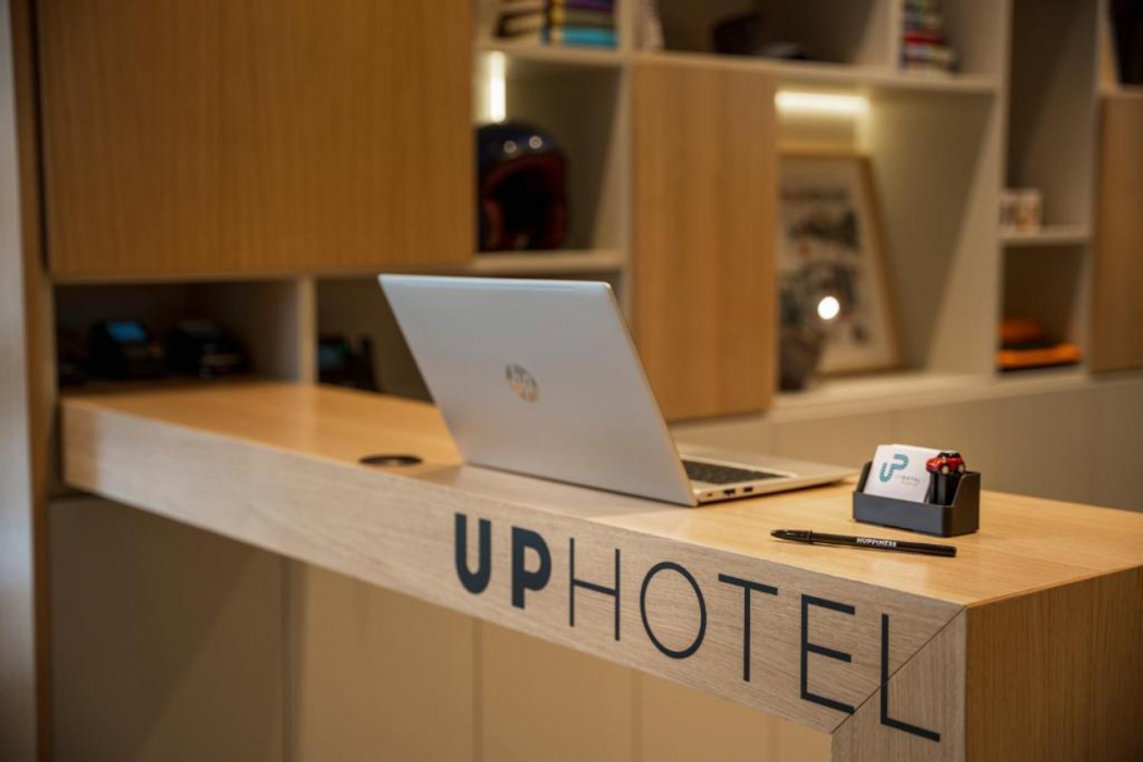 Up Hotel 33/67