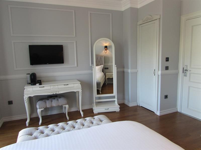 Louis Rooms 16/48