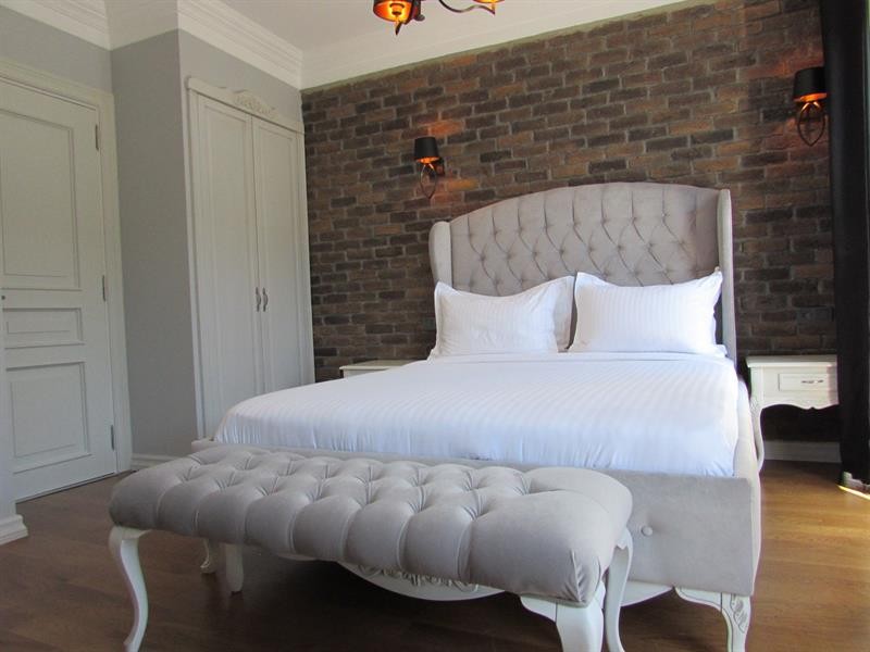 Louis Rooms 21/48