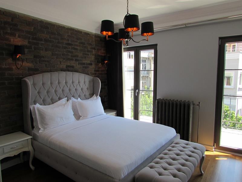 Louis Rooms 18/48
