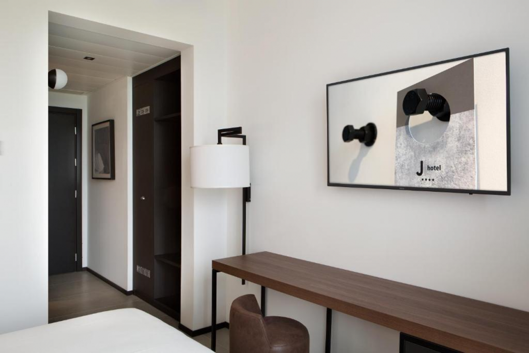 J Hotel 18/21