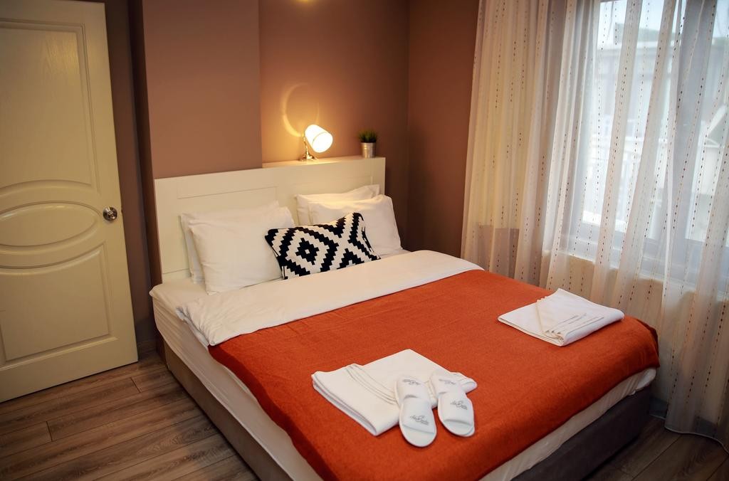 AKIN SUITES 4/24