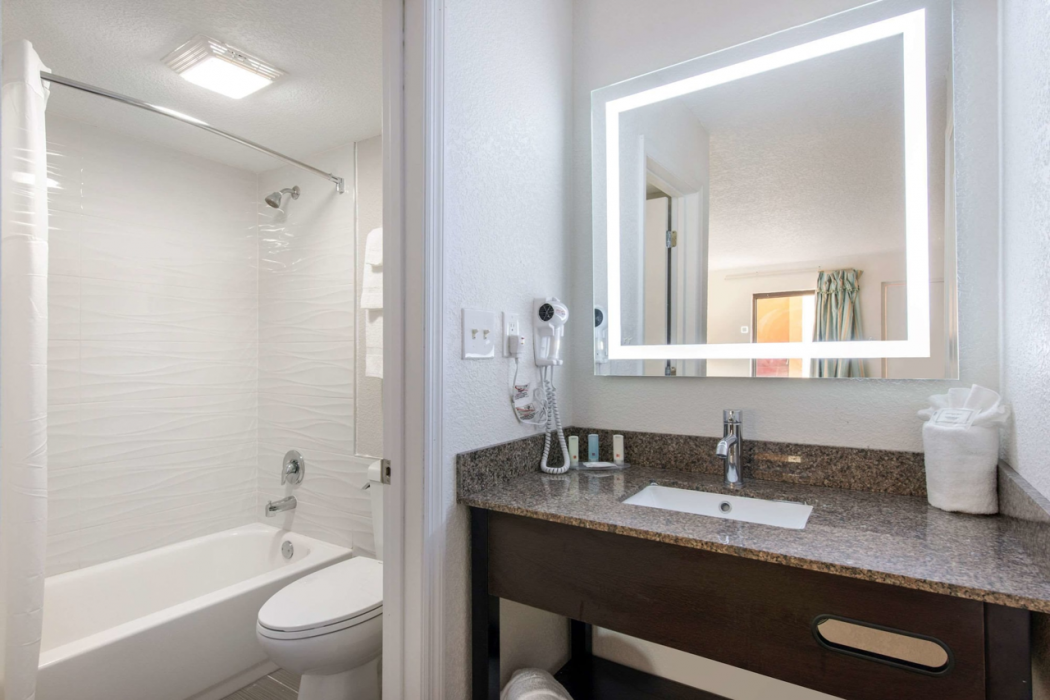 Clarion Inn and Suites Kissimmee Lake Buena Vista South 12/26
