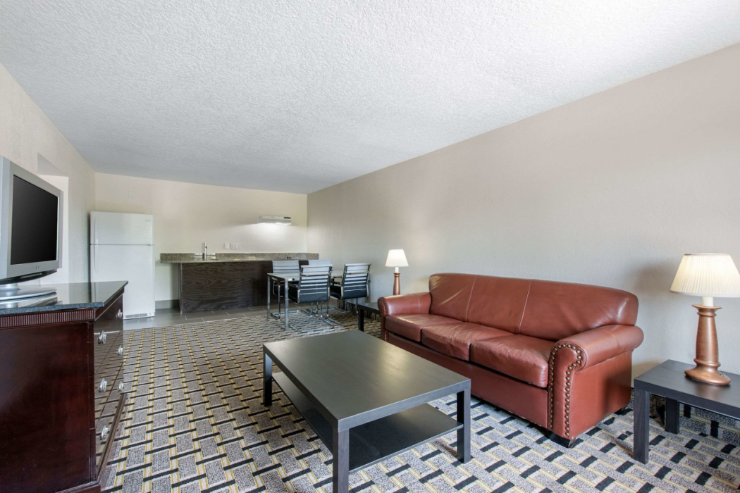 Clarion Inn and Suites Kissimmee Lake Buena Vista South 9/26