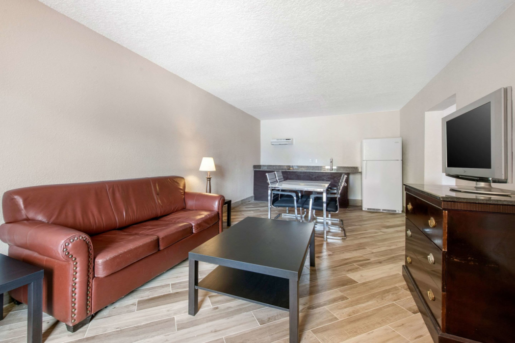 Clarion Inn and Suites Kissimmee Lake Buena Vista South 6/26