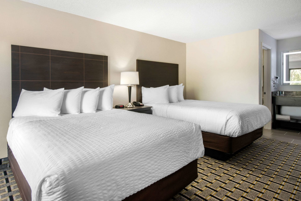 Clarion Inn and Suites Kissimmee Lake Buena Vista South 7/26