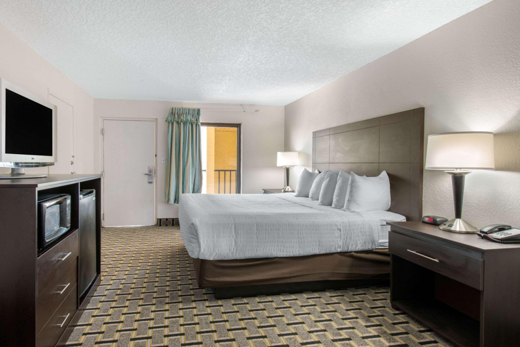 Clarion Inn and Suites Kissimmee Lake Buena Vista South 8/26
