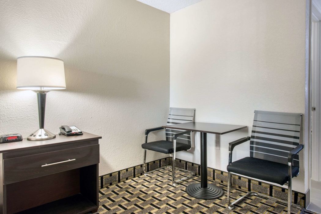 Clarion Inn and Suites Kissimmee Lake Buena Vista South 10/26