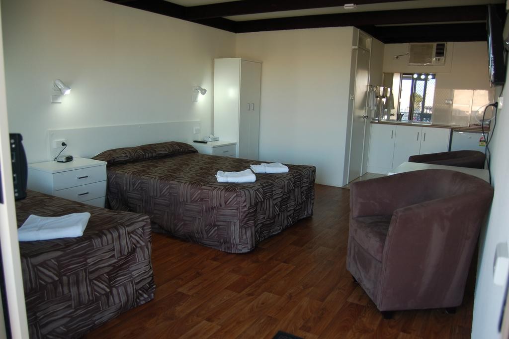 SLIPWAY HOTEL MOTEL 2/22