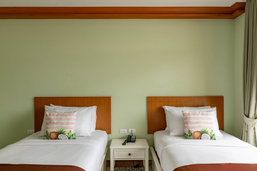 ROYAL PINEAPPLE HOTEL a welcome to wealth and good fortune 11/61