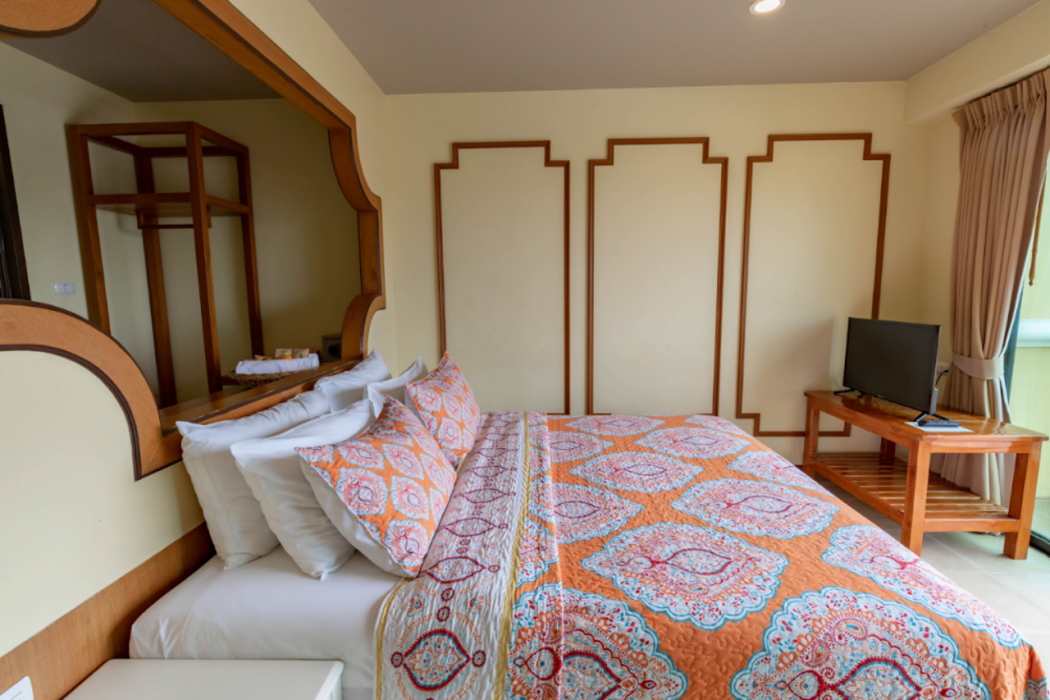 ROYAL PINEAPPLE HOTEL a welcome to wealth and good fortune 17/61