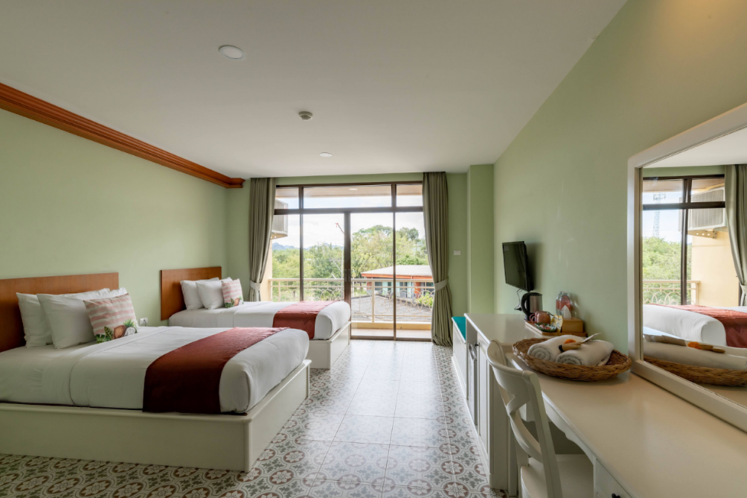 ROYAL PINEAPPLE HOTEL a welcome to wealth and good fortune 12/61
