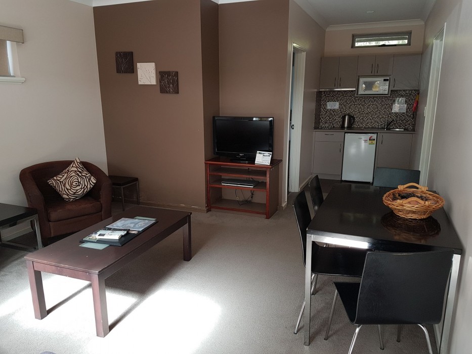 ADAMSONS RIVERSIDE ACCOMMODATION 32/100
