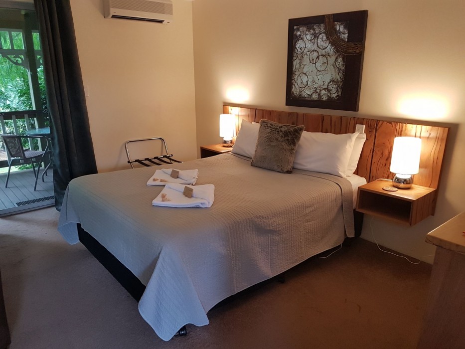 ADAMSONS RIVERSIDE ACCOMMODATION 25/100